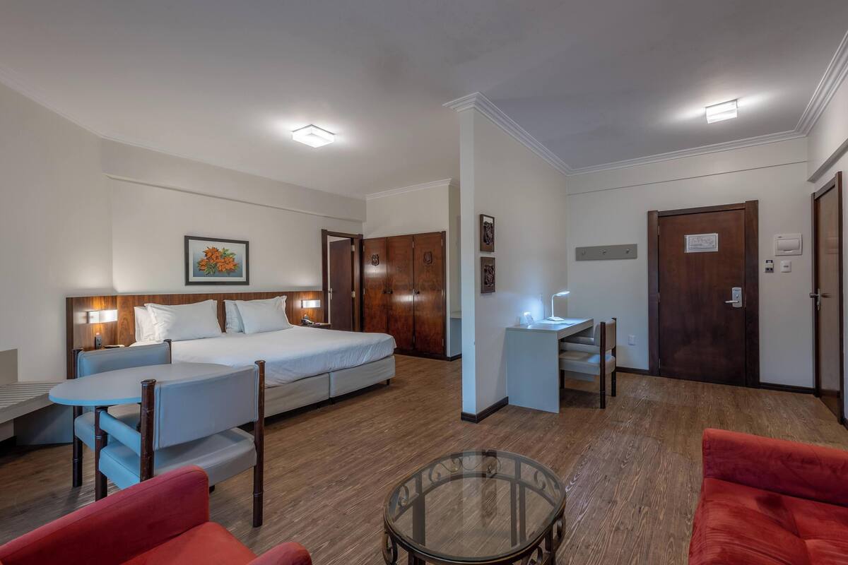 Quarto Suite, 1 cama casal | Minibar, két bảo mật tại phòng, bàn