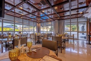 供应早餐、午餐和晚餐，国际美食