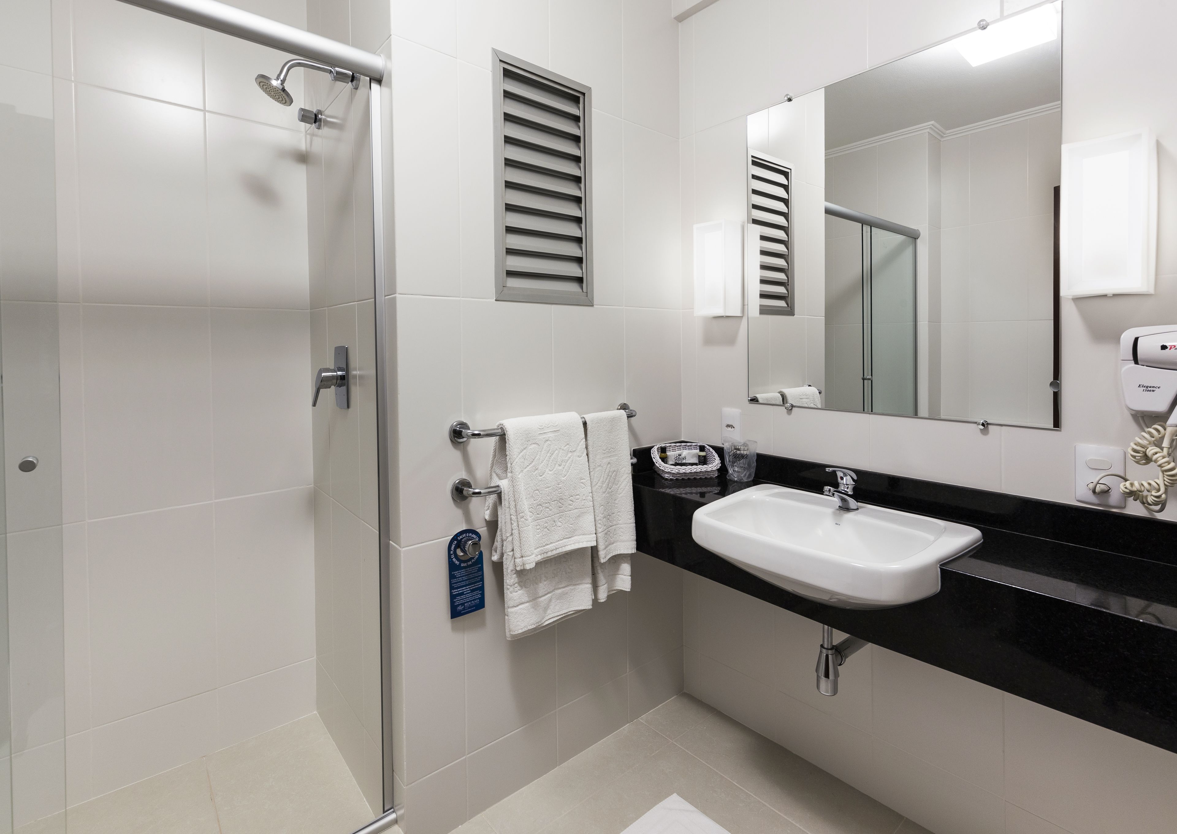 quarto superior, 1 cama casal | bathroom | shower, free toiletries, towels