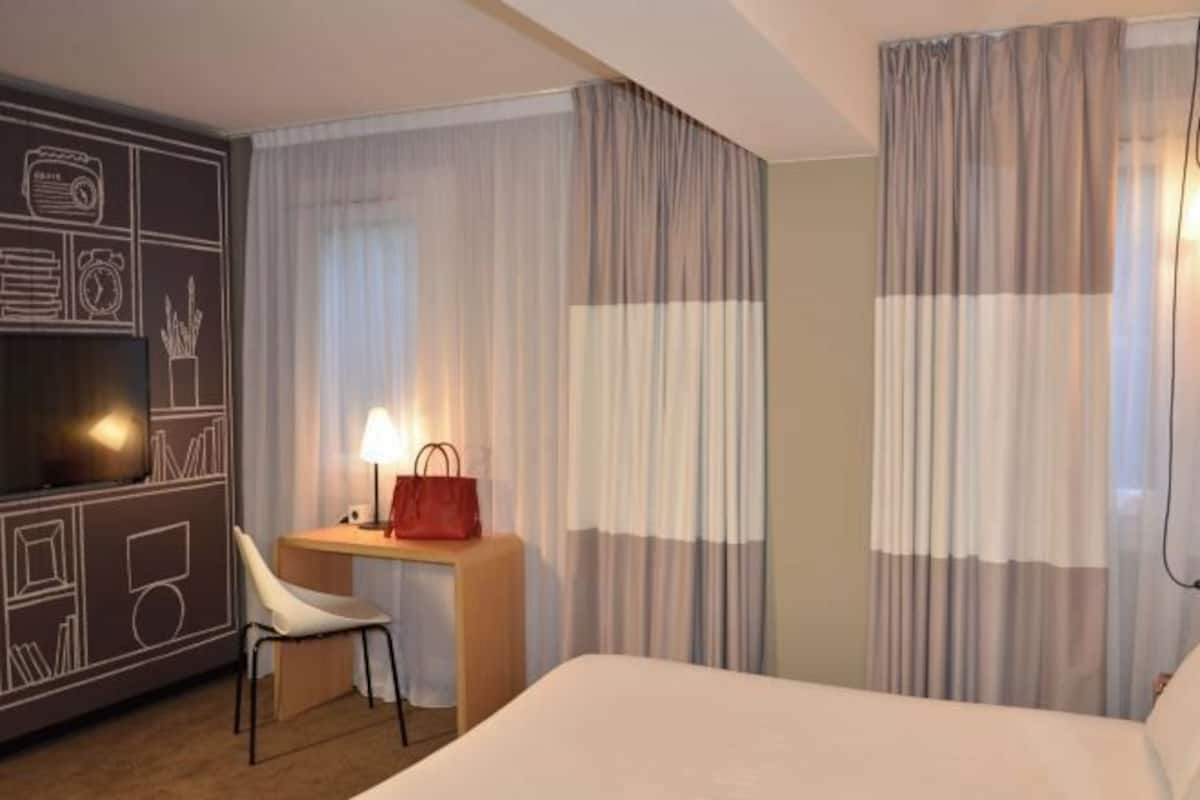 Senger med overmadrass, skrivebord og skrivebord for bærbar PC