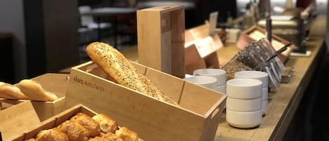 Desayuno buffet (EUR 10.50 por persona)
