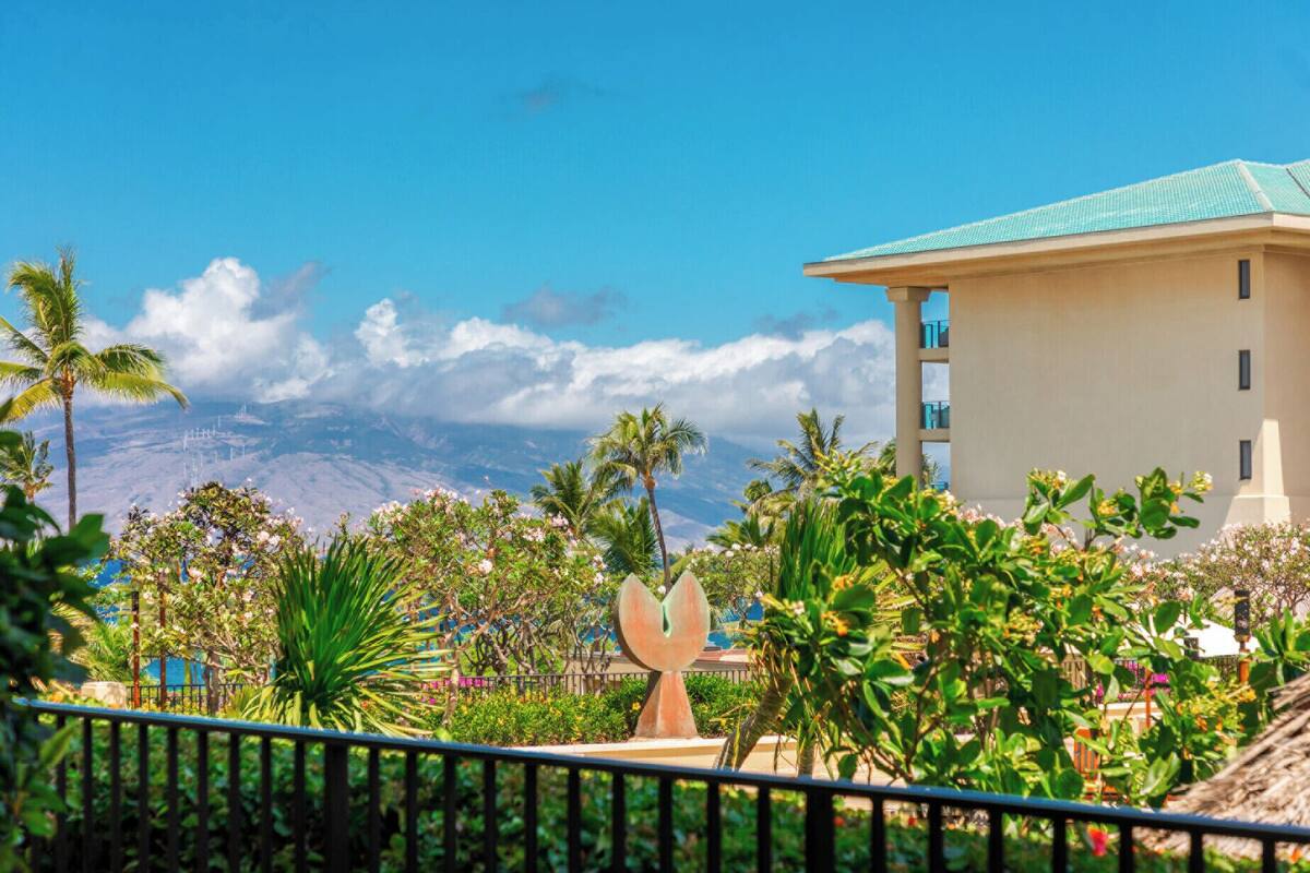Un hôtel avec vue sur les montagnes et les nuages.