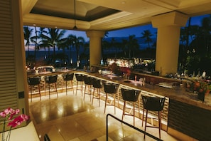 3 bares, 2 bares junto a la piscina y bar en la piscina