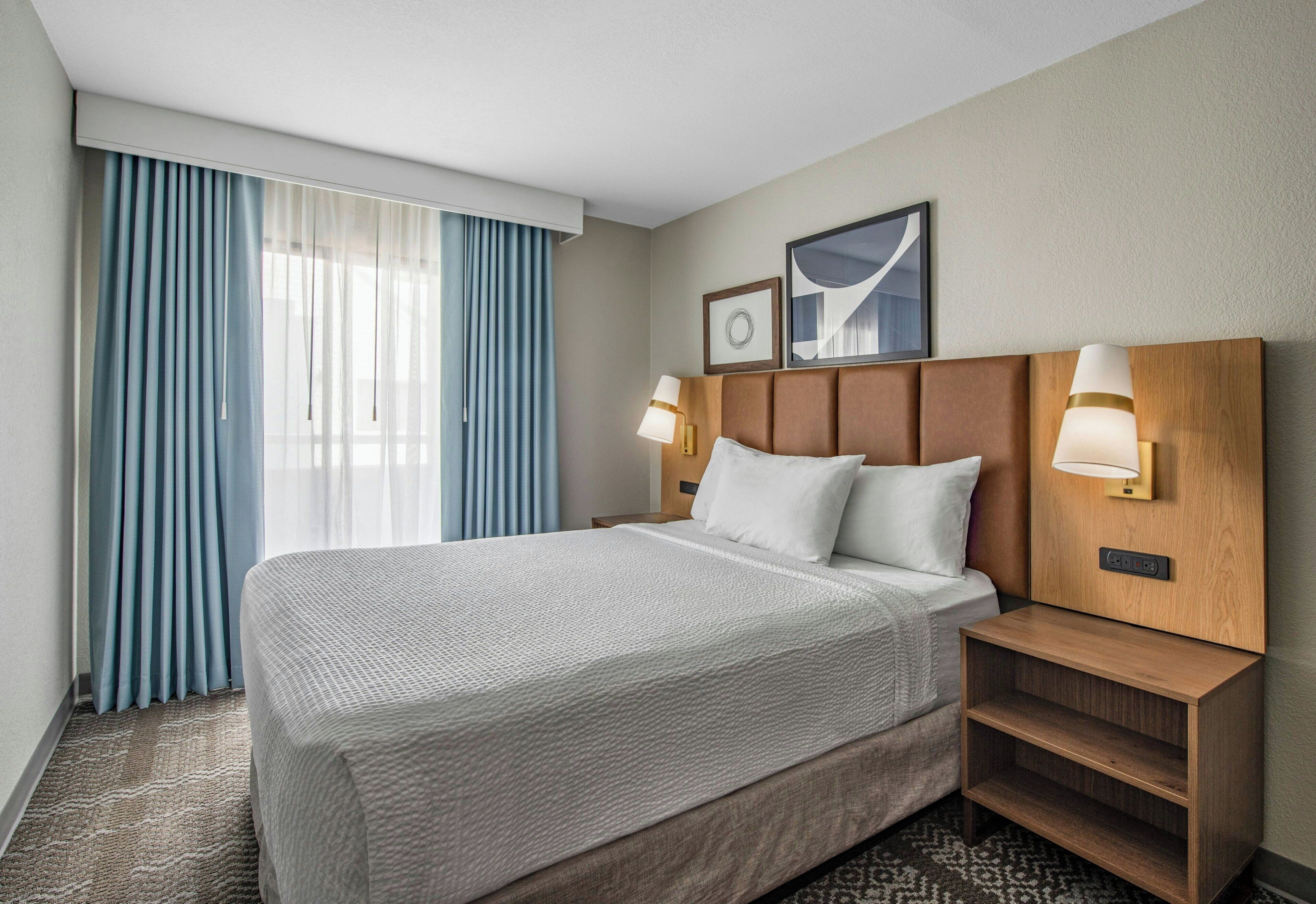 Loft, 2 Queen Beds, Kitchen (Bi Level Suite and Court View) | Desk, laptop workspace, iron/ironing board, free cribs/infant beds