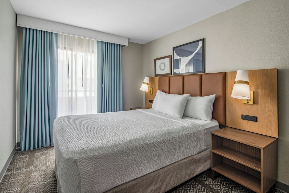 Loft, 2 Queen Beds, Kitchen (Bi Level Suite and Court View) | Desk, laptop workspace, iron/ironing board, free cribs/infant beds