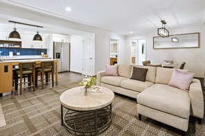 Suite, 1 habitación, cocina | Área de sala de estar | Televisión de pantalla plana 