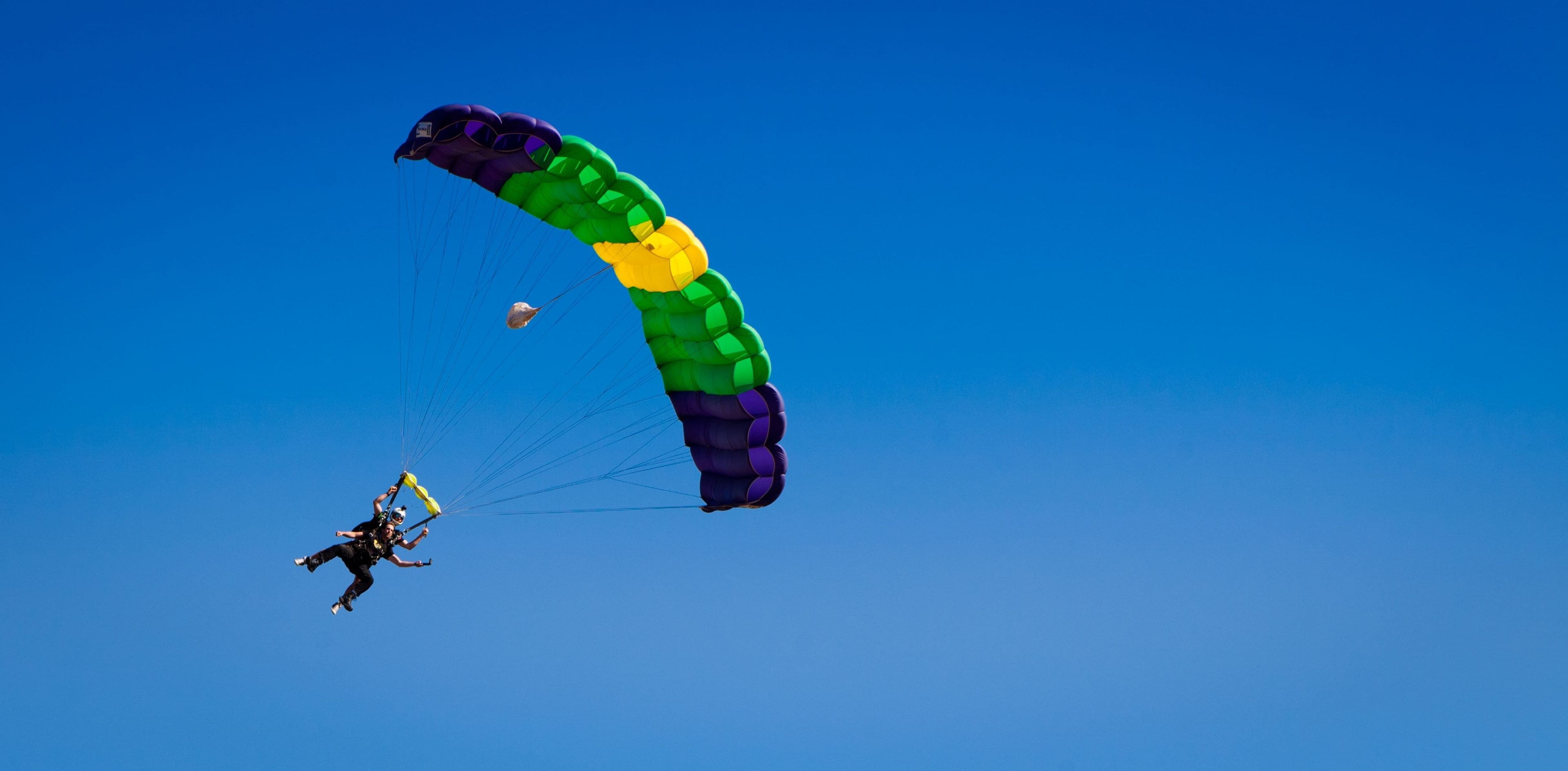 Une personne qui fait du parachutisme.