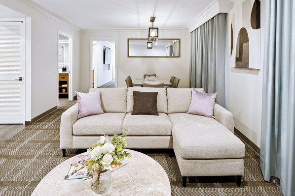 One bedroom executive suite | Living area | Flat-screen TV - Staybridge Suites Oxnard River Ridge by IHG (Oxnard)