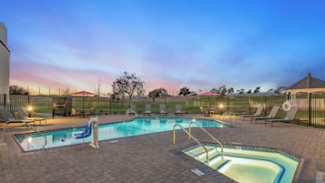 2 albercas al aire libre