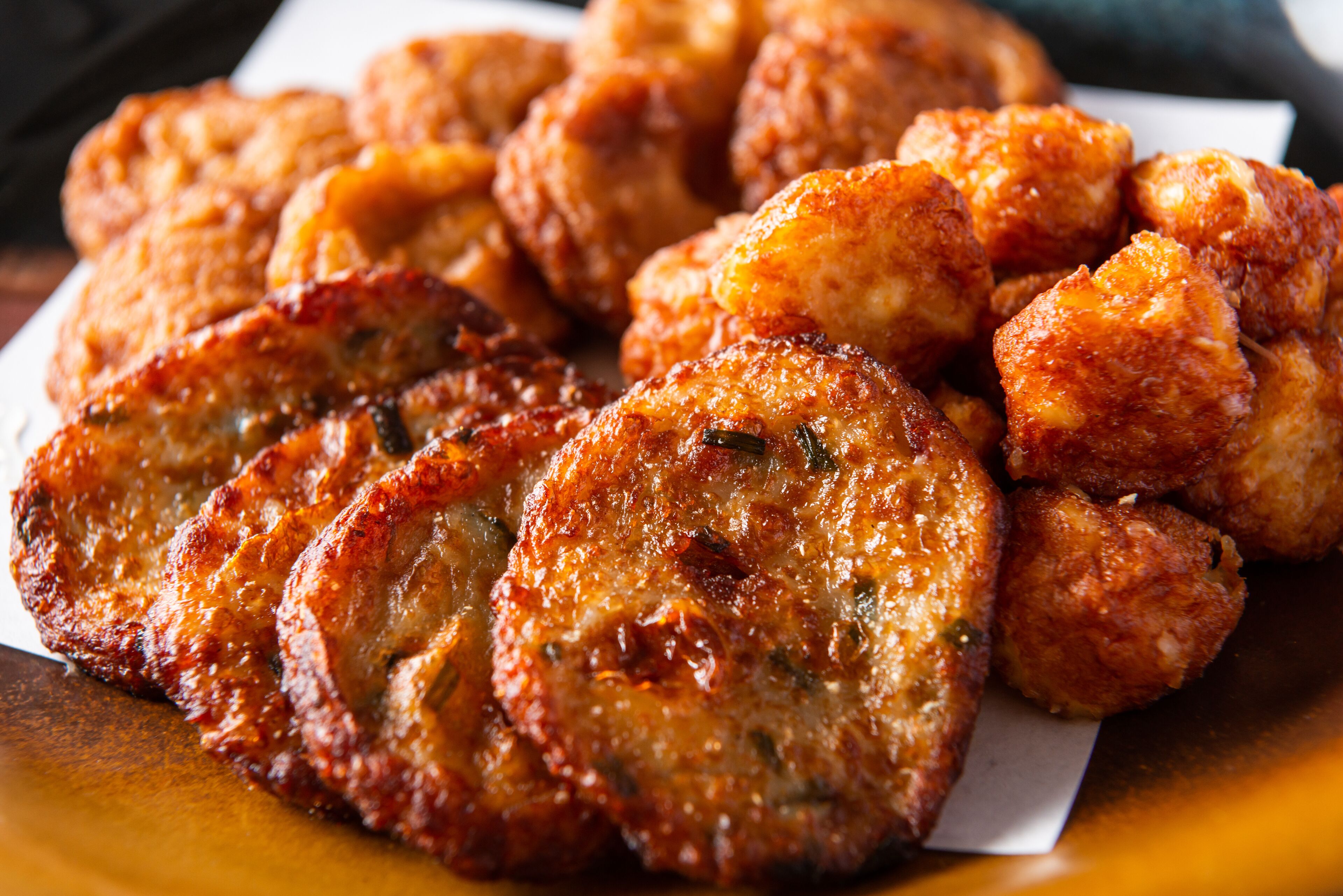 Un piatto di fritture, probabilmente frittelle o crocchette, con una crosta dorata.