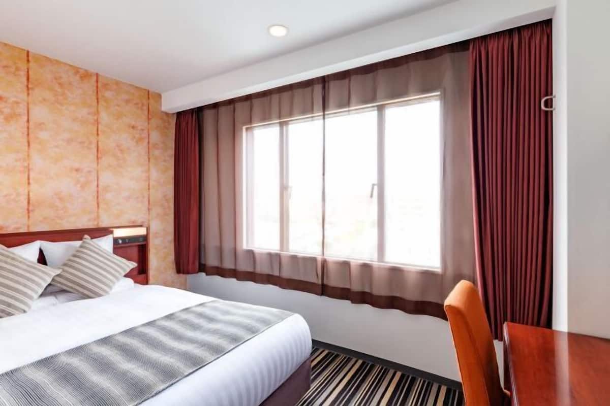 Värdeförvaringsskåp på rummet, skrivbord och mörkläggningsgardiner