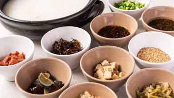 Petit déjeuner buffet (2000 JPY par personne)