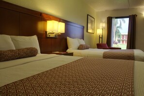 Schreibtisch, Verdunkelungsvorhänge, Bügeleisen/Bügelbrett