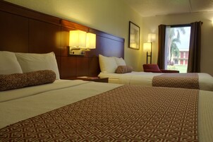 Escritorio, cortinas blackout y tabla de planchar con plancha