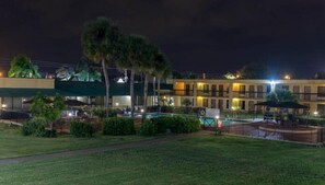 Outdoor pool, pool umbrellas, sun loungers - Winter Haven Gardens Inn (Winter Haven)