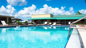 Outdoor pool - Winter Haven Gardens Inn (Winter Haven)