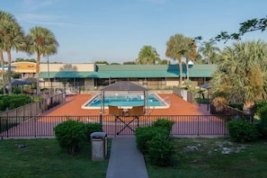 Pool - Winter Haven Gardens Inn (Winter Haven)