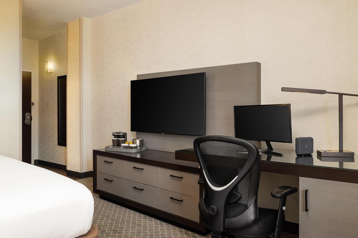 Room, 1 King Bed (Built For Work) | Premium bedding, minibar, in-room safe, desk