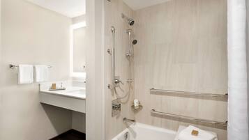 Un baño moderno con bañera, ducha y tocador.