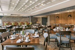 Daily full breakfast (USD 24.95 per person)