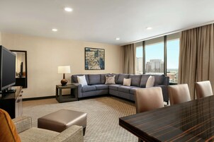 Bộ đồ giường cao cấp, minibar, két bảo mật tại phòng, bàn 