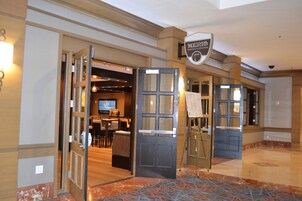 供应早餐、午餐和晚餐