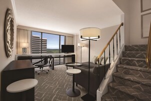 高档床上用品、羽绒被、客房内保险箱、办公桌