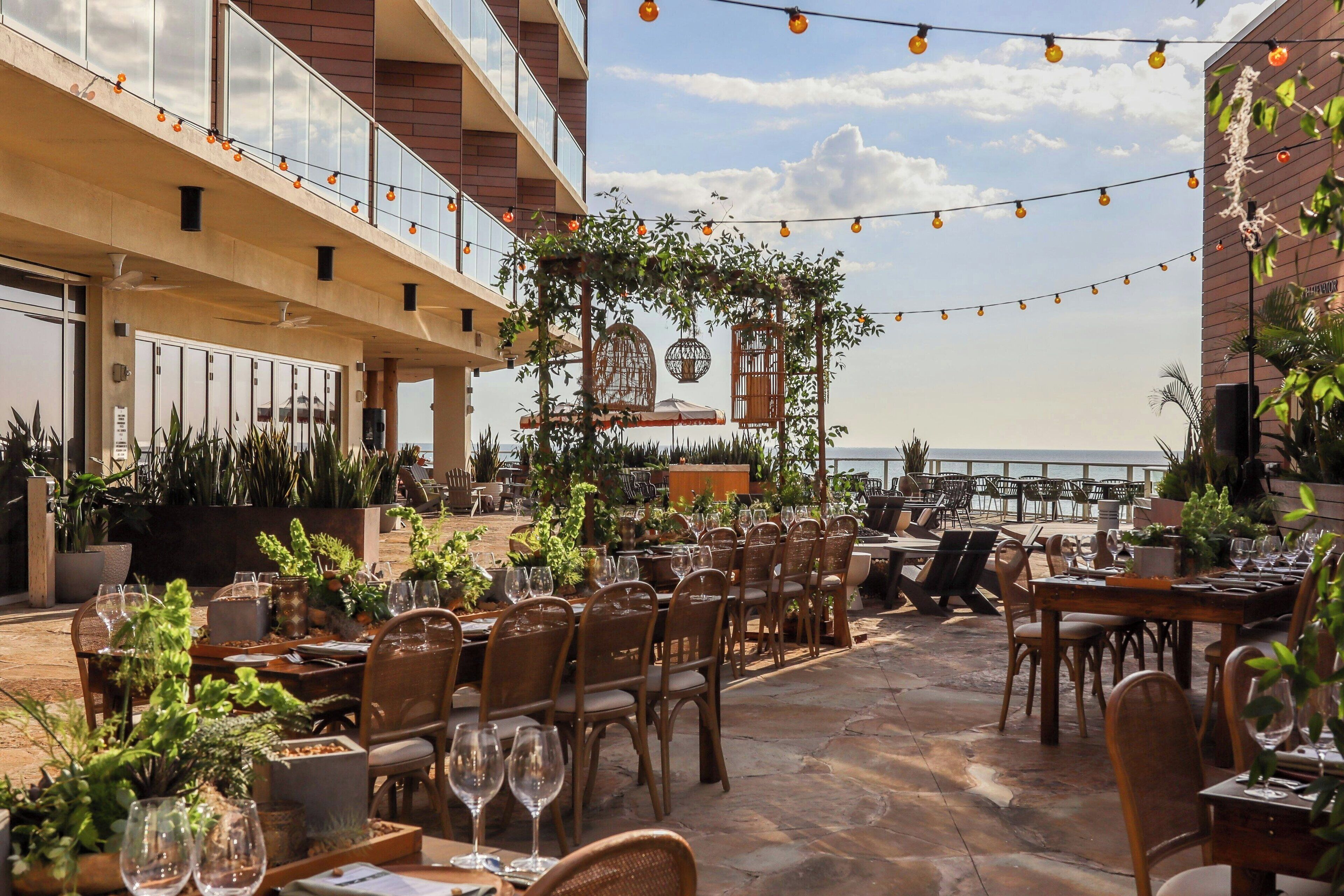 4 bars/lounges, 2 beach bars, poolside bar
