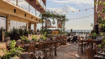 4 bars/lounges, 2 beach bars, poolside bar