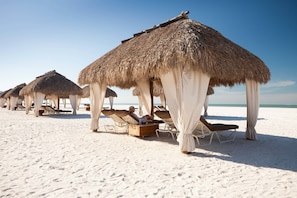 On the beach, beach cabanas, sun-loungers, beach umbrellas - JW Marriott Marco Island Beach Resort (Marco Island)