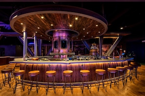 5 restaurants, breakfast, lunch, dinner served; American cuisine