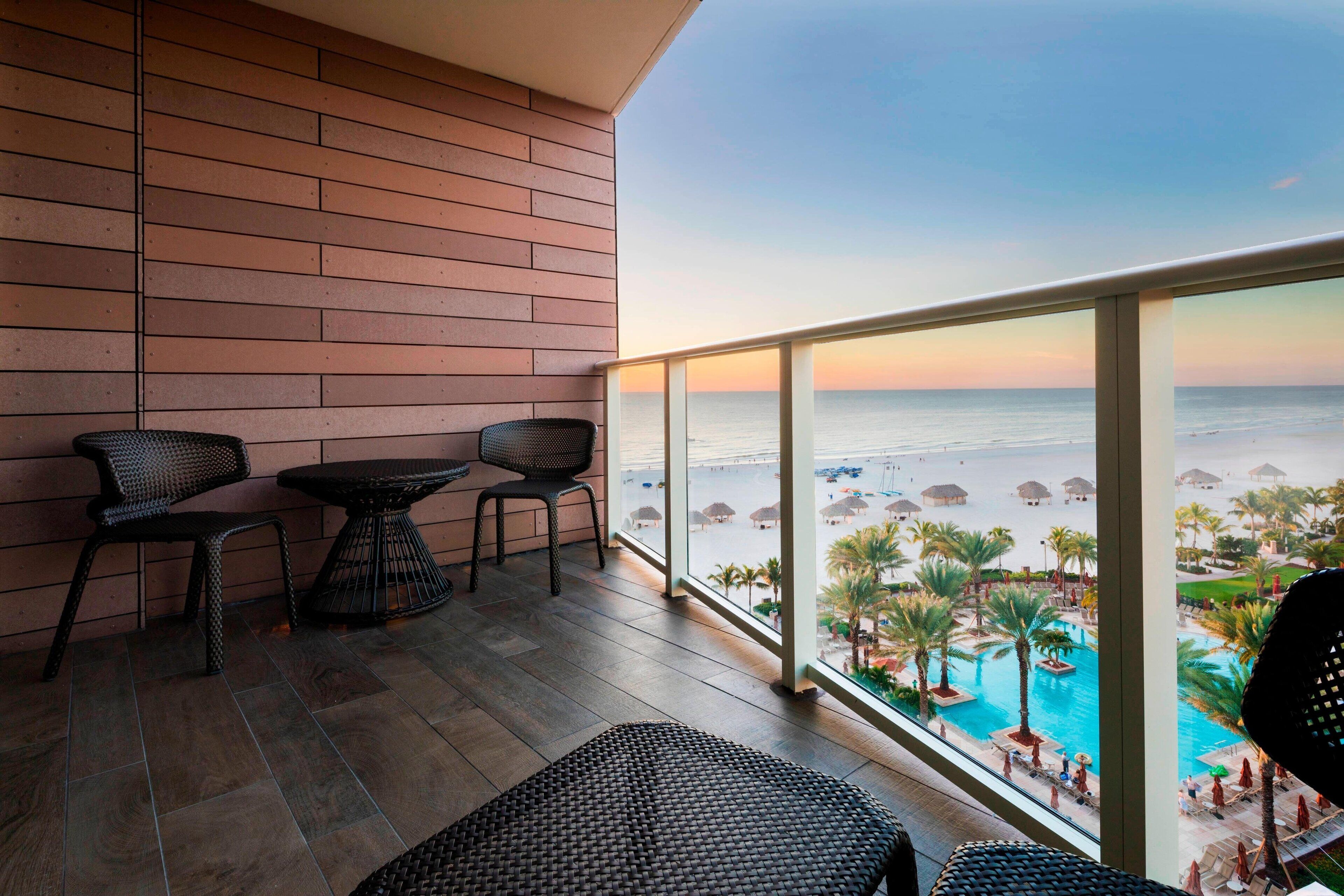 Un balcon avec vue sur la mer et un espace piscine.