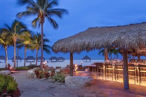 5 restaurants; breakfast, lunch and dinner served 