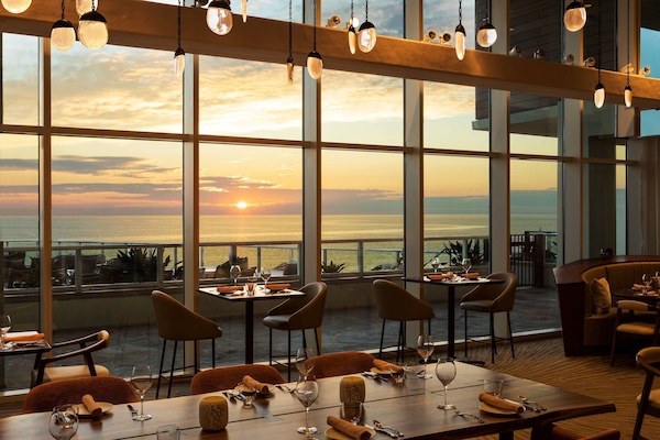5 restaurants; breakfast, lunch, and dinner served