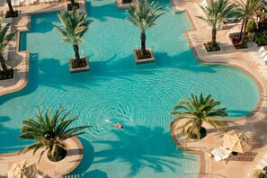 3 piscines extérieures, accès possible de 8 h à 22 h, cabanas gratuites