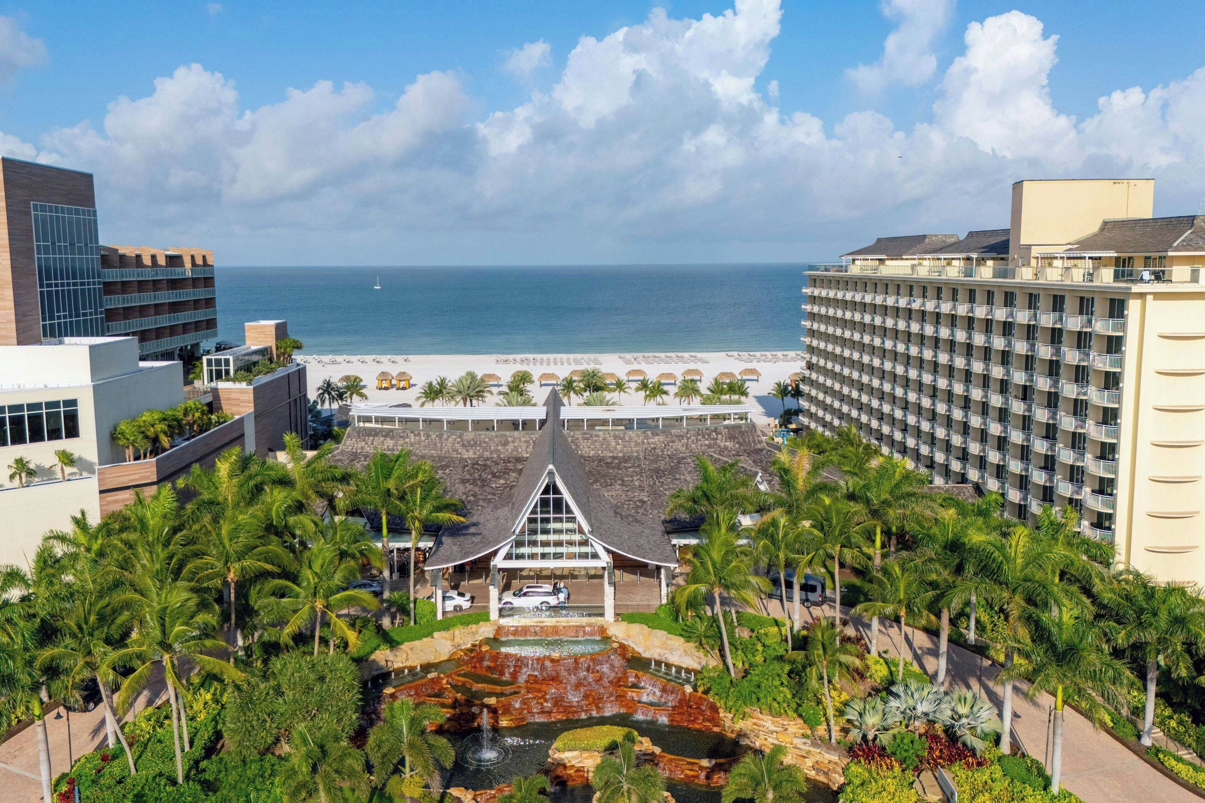En la playa, camas de playa (con cargo), camastros y sombrillas 