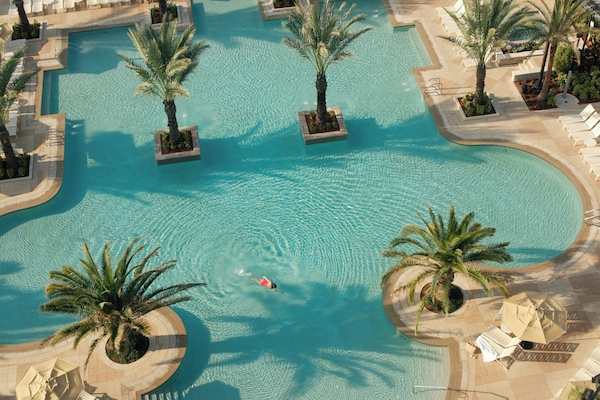 3 piscinas al aire libre, camas de piscina gratis, sombrillas