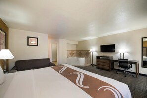 Desk, laptop workspace, iron/ironing board, free WiFi - Quality Inn & Suites Lufkin (Lufkin)