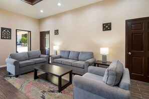 Lobby - Quality Inn & Suites Lufkin (Lufkin)