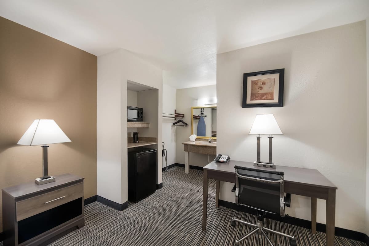 Room, Smoking | Desk, laptop workspace, iron/ironing board, free WiFi