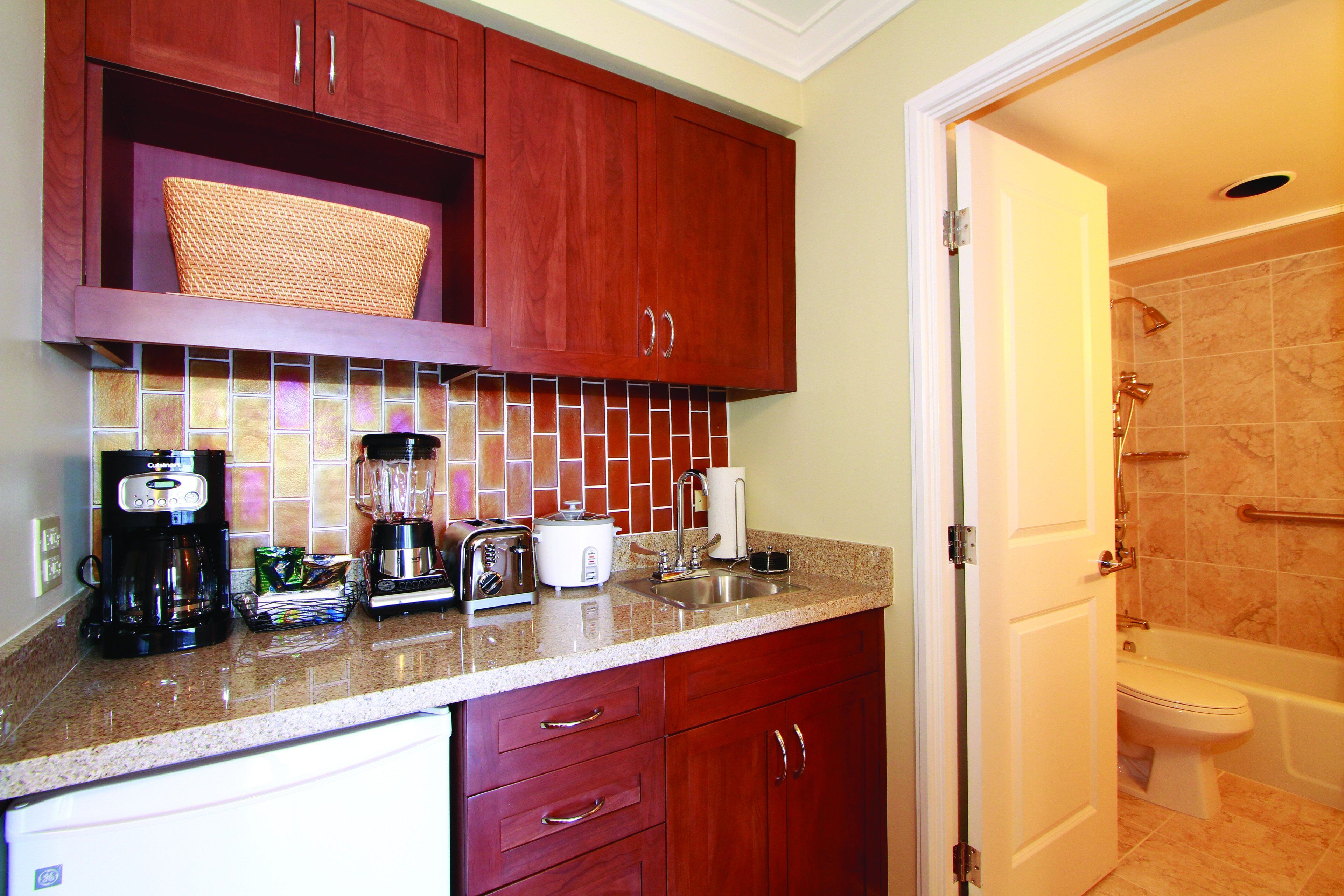 microwave, coffee/tea maker