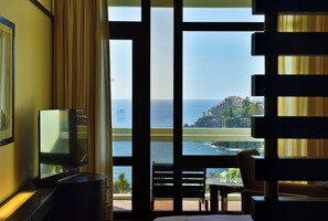 Minibar, in-room safe, blackout curtains, soundproofing - Pestana Casino Park Ocean and SPA Hotel (Funchal)