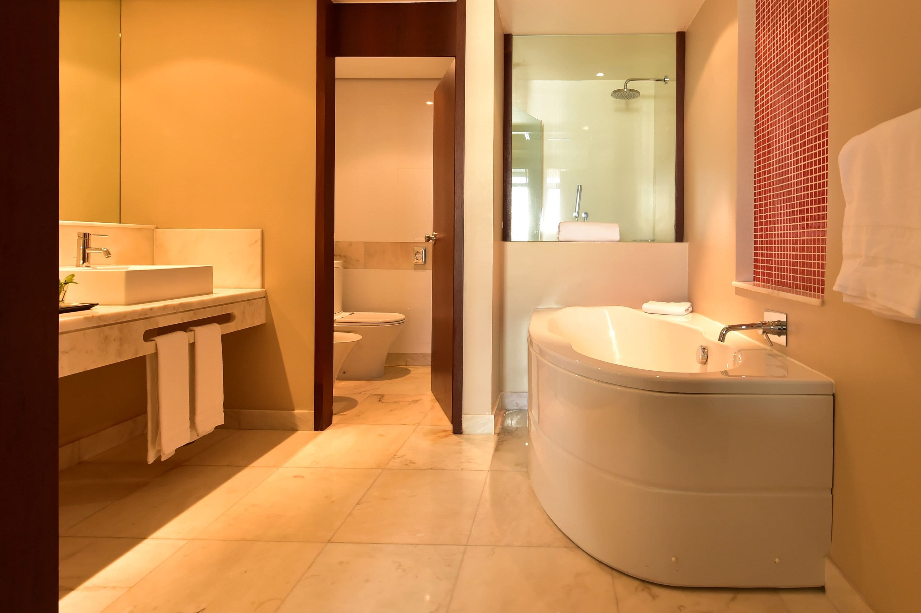 family room | bathroom | combined shower/bathtub, free toiletries, hair dryer, bathrobes