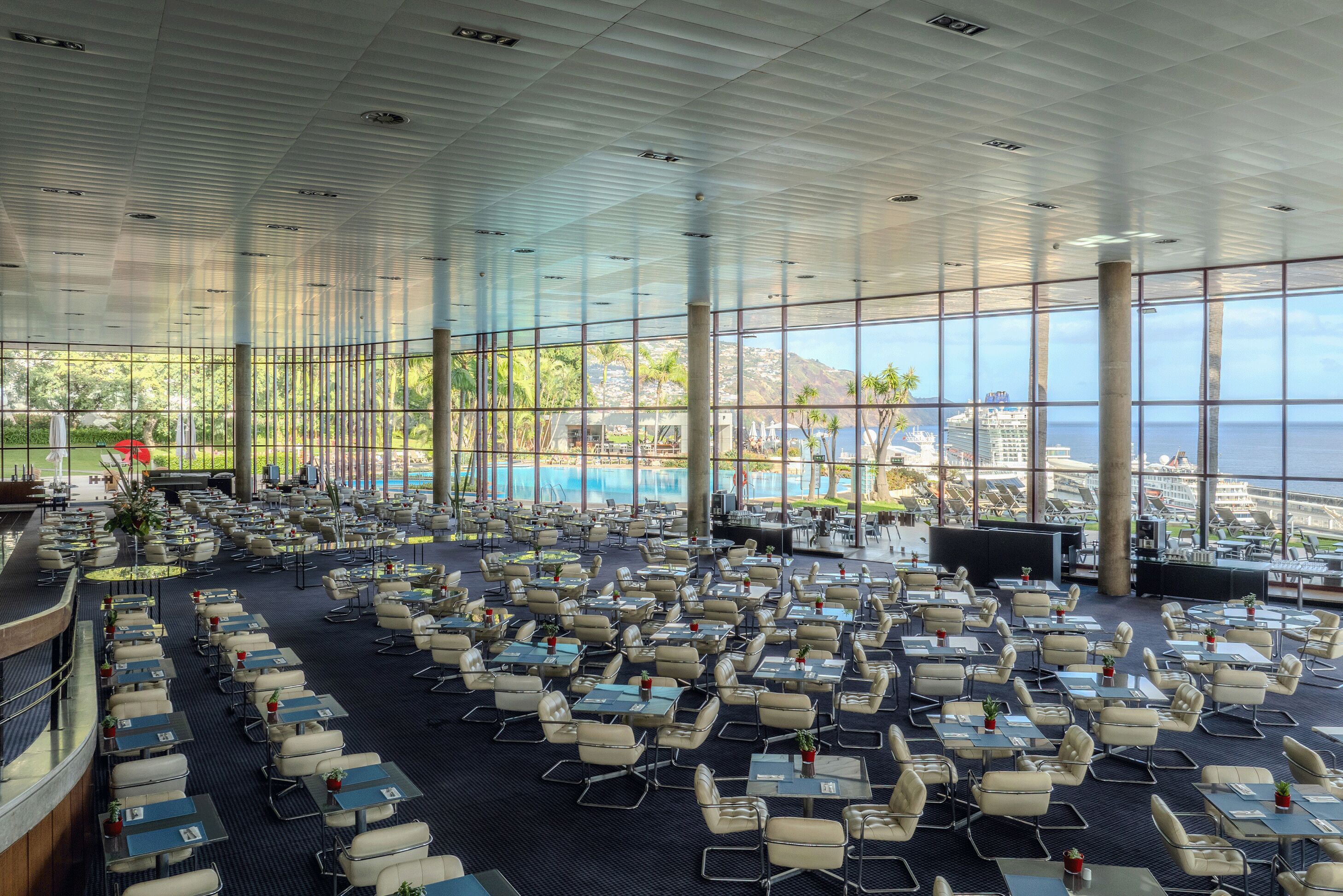 3 restaurants, breakfast served