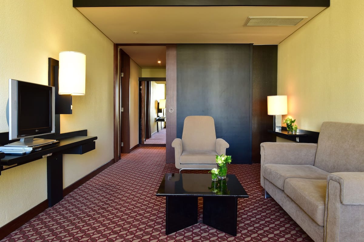 suite | living area | 32-inch lcd tv with satellite channels, tv