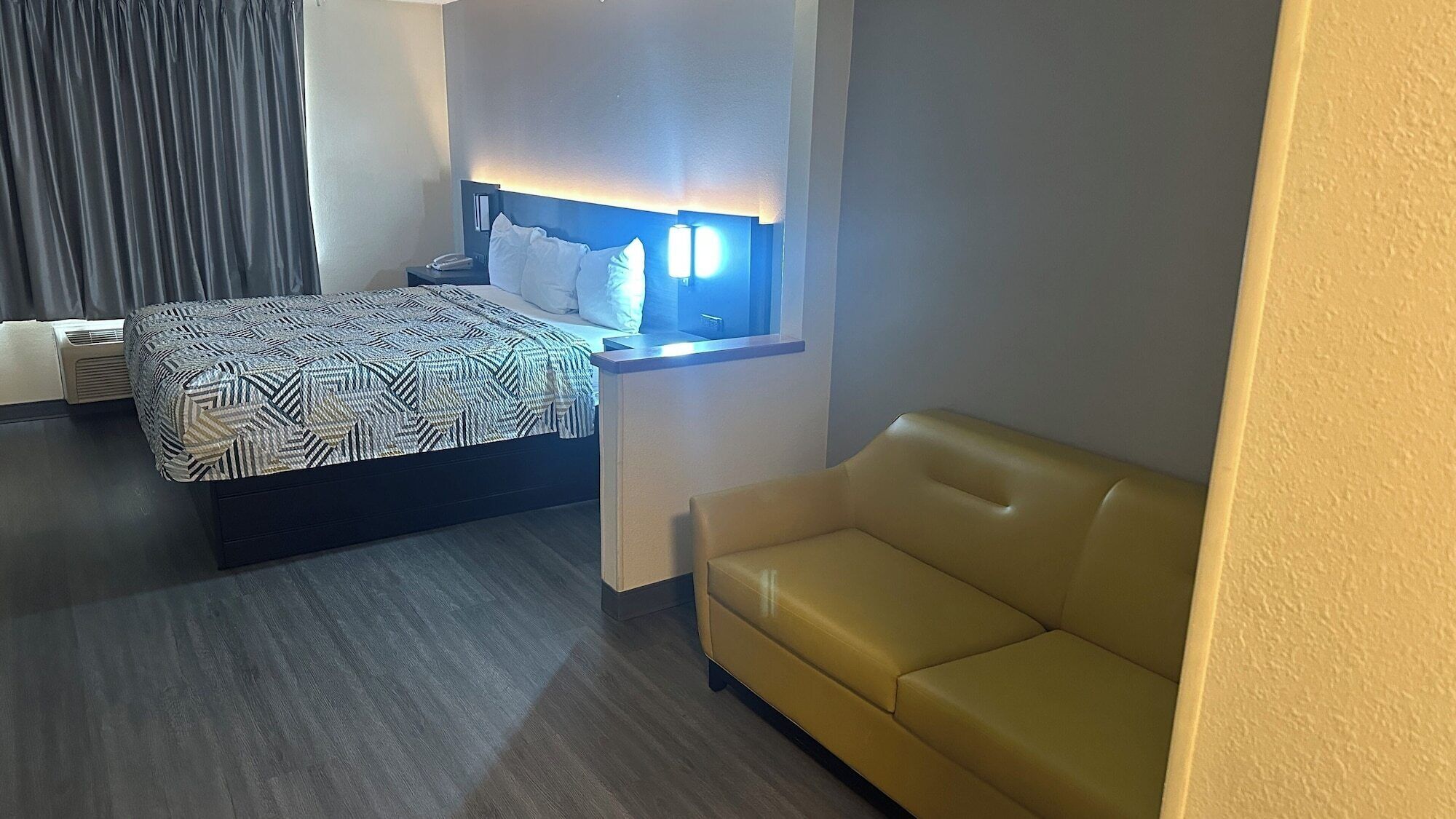 Suite Deluxe, 1 cama King size, para no fumadores, refrigerador y microondas | Wifi gratis y ropa de cama 