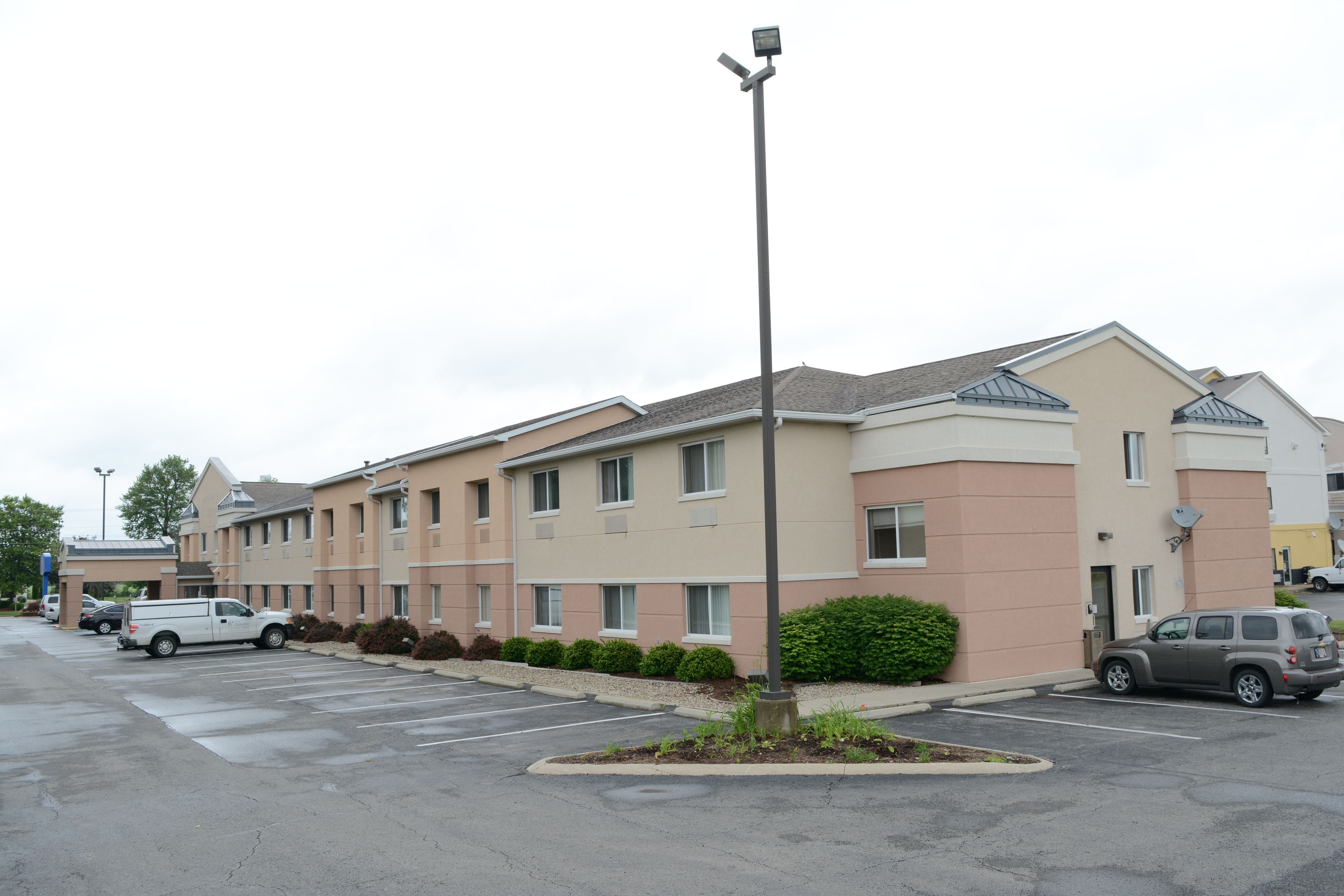 A multi-story hotel with a parking lot.