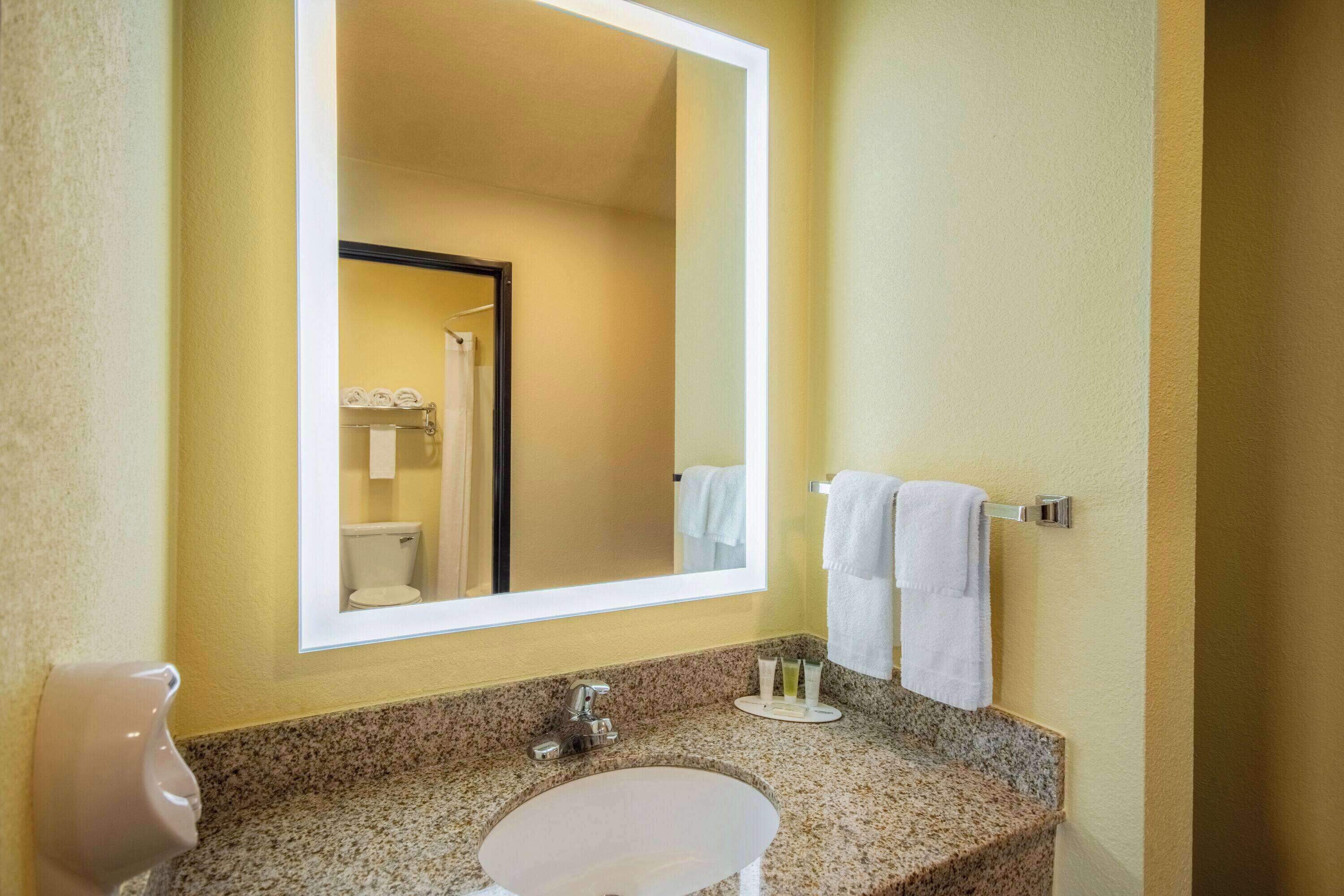 combined shower/bathtub, rainfall showerhead, towels