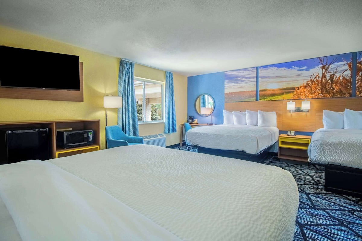 studio suite, non smoking (3 queen beds) | individually decorated, individually furnished, desk, laptop workspace