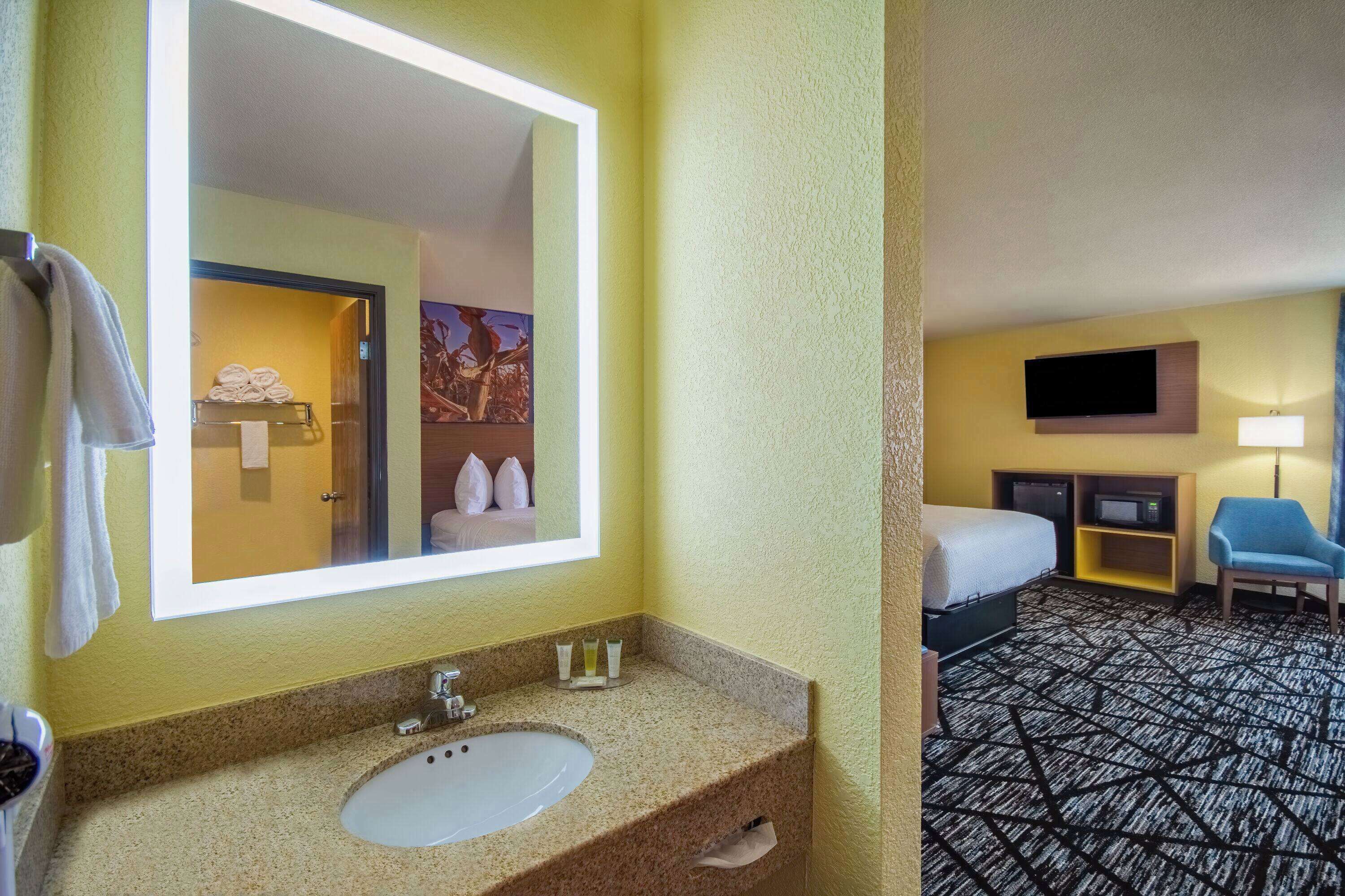 studio suite, non smoking (3 queen beds) | bathroom | combined shower/bathtub, rainfall showerhead, towels